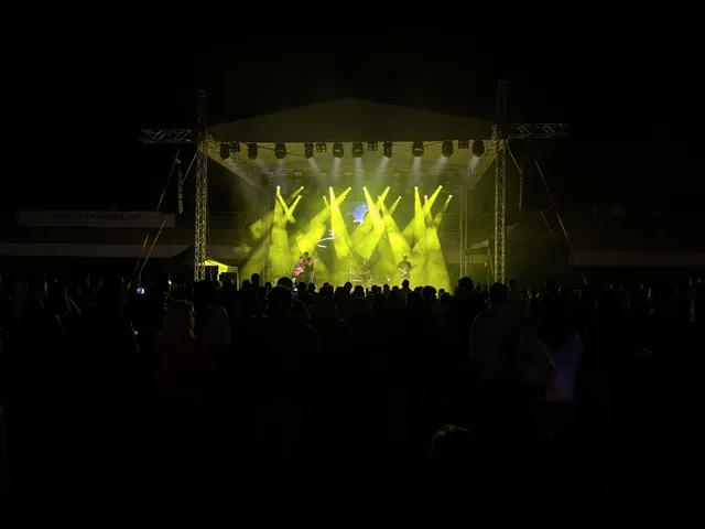 Esti szabadtéri koncert fénysugarakkal és nagy közönséggel