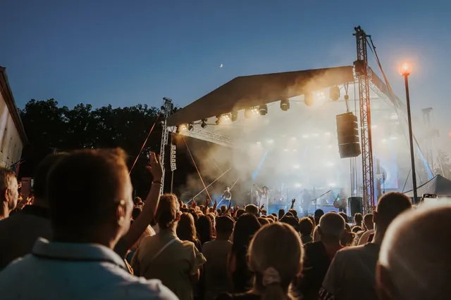 Esti szabadtéri koncert nagy közönséggel, füsteffekt és színpadi fények