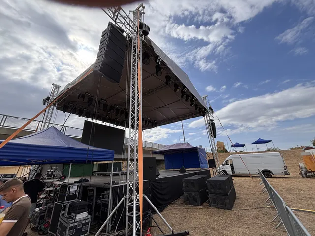 Fedett színpad felépítése line array hangrendszerrel és rendezvénysátrakkal