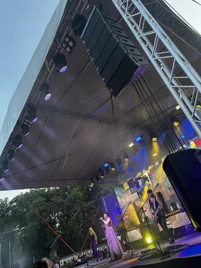 Fedett színpad függesztett line array hangrendszerrel koncert közben