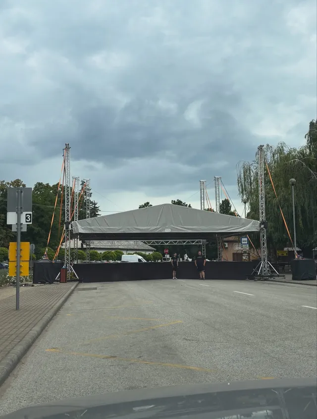 Fedett rendezvényszínpad truss tornyokkal egy városi rendezvény helyszínén