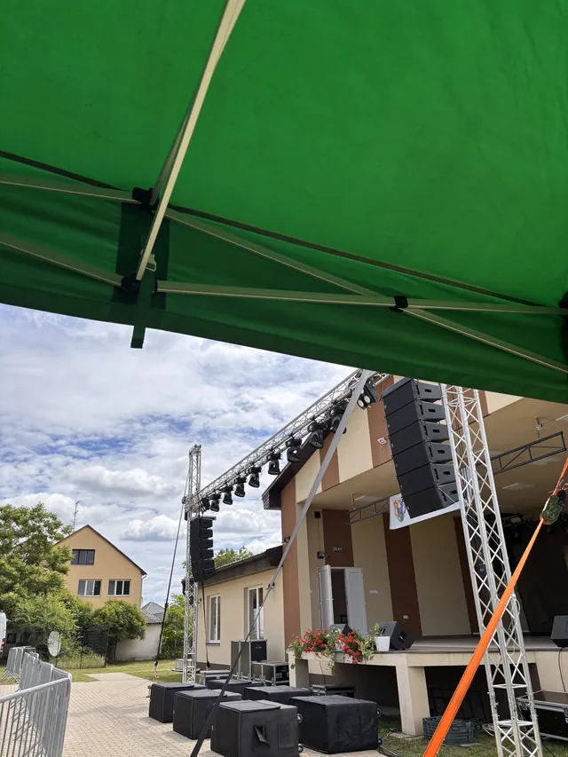 Truss szerkezetre függesztett line array hangfalak kültéri rendezvényszínpadon