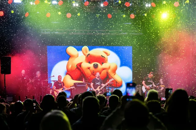 Élő koncert nagy LED fal háttérrel, színes fényekkel és konfettivel
