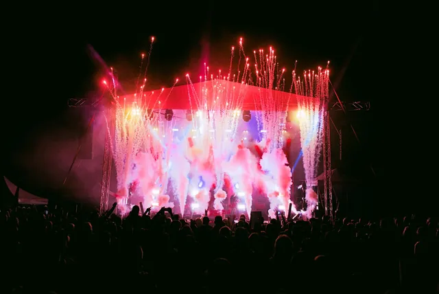 Nagyszínpadi koncert tűzijáték- és szikraeffektekkel, füsttel
