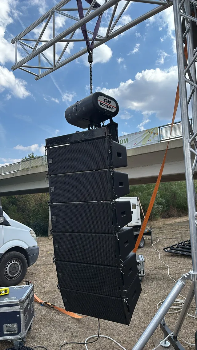 Line array hangfalak függesztése truss szerkezetre szabadtéri rendezvényen