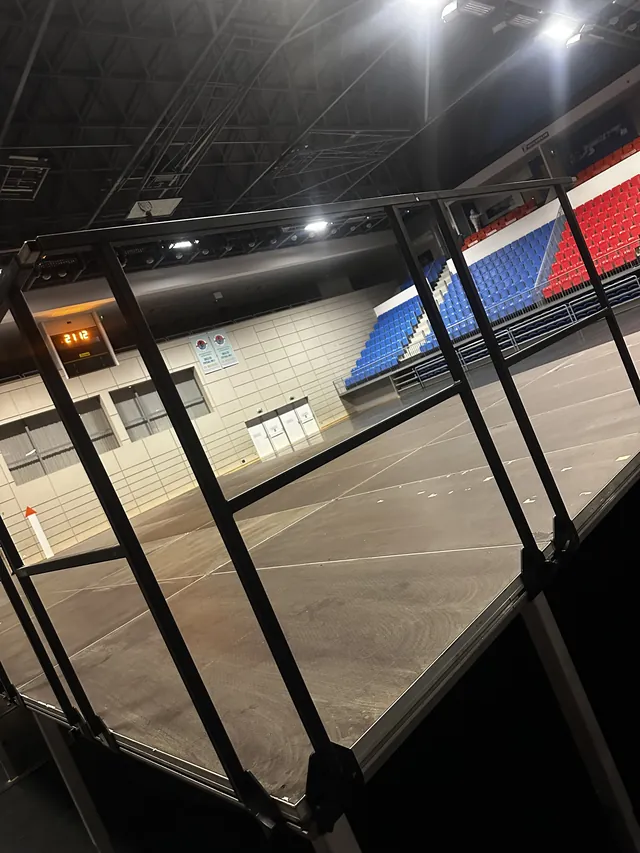 Moduláris színpad építése sportcsarnokban beltéri rendezvényre