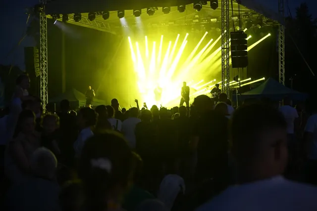 Szabadtéri koncert sárga fényshow-val és line array hangrendszerrel