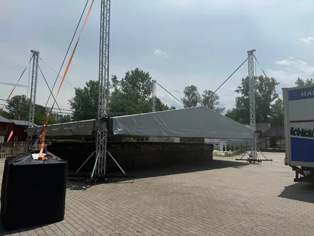 Színpadtető és truss tornyok felállítása szabadtéri rendezvényre