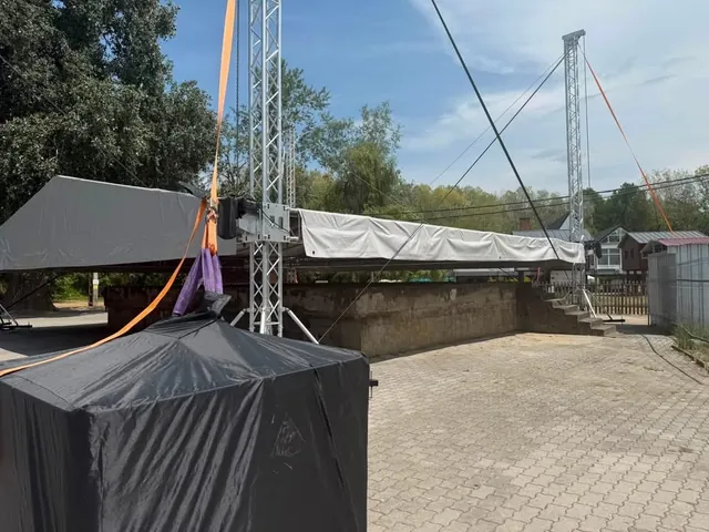 Színpadtető építése és emelése truss tornyokkal, rendezvény előkészítése